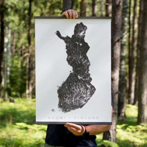 Suomi-juliste puukiinnikkeissä